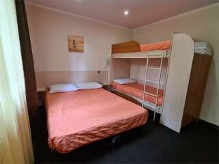 Мини-отель Оранжевое Солнце Лазаревское Четырехместный (двуспальная + двухъярусная кровати, 1 этаж, 16 м²)-8