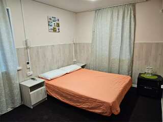 Мини-отель Оранжевое Солнце Лазаревское Четырехместный (двуспальная + двухъярусная кровати, 1 этаж, 16 м²)-3