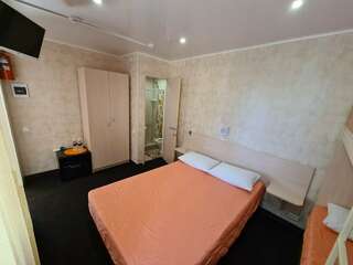 Мини-отель Оранжевое Солнце Лазаревское Четырехместный (двуспальная + двухъярусная кровати, 1 этаж, 16 м²)-6