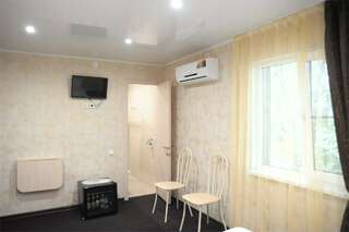 Мини-отель Оранжевое Солнце Лазаревское Четырехместный (двуспальная + двухъярусная кровати, 1 этаж, 16 м²)-12