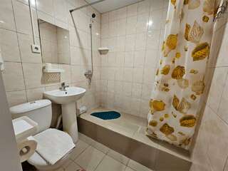 Мини-отель Оранжевое Солнце Лазаревское Четырехместный (двуспальная + двухъярусная кровати, 1 этаж, 16 м²)-14