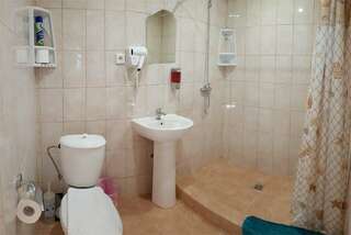 Мини-отель Оранжевое Солнце Лазаревское Семейный номер с балконом в Лесном домике 2-4 чел. (двуспальная кровать + двухместный диван, 1 или 2 эт, 20 м²)-10