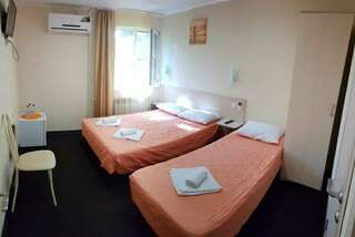 Мини-отель Оранжевое Солнце Лазаревское Трехместный  (двуспальная + односпальная кровати, 1 и 2 этаж, 14 м²)-3