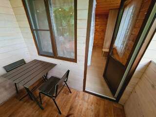 Мини-отель Оранжевое Солнце Лазаревское Семейный номер с балконом в Лесном домике 2-4 чел. (двуспальная кровать + двухместный диван, 1 или 2 эт, 20 м²)-3