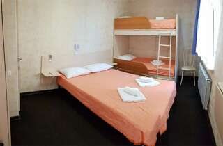 Мини-отель Оранжевое Солнце Лазаревское Четырехместный (двуспальная + двухъярусная кровати, 1 этаж, 16 м²)-7