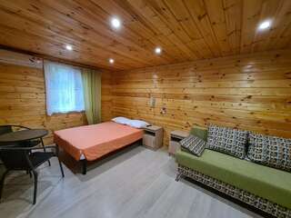 Мини-отель Оранжевое Солнце Лазаревское Семейный номер в Лесном домике 2-4 чел. (двуспальная кровать + двухместный диван, 1 и 2 эт, 16 м²)-1