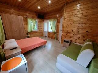 Мини-отель Оранжевое Солнце Лазаревское Семейный номер с балконом в Лесном домике 2-4 чел. (двуспальная кровать + двухместный диван, 1 или 2 эт, 20 м²)-6