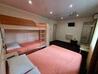 Мини-отель Оранжевое Солнце Лазаревское Четырехместный (двуспальная + двухъярусная кровати, 1 этаж, 16 м²)-9