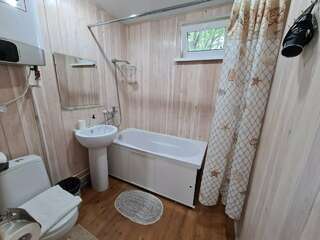 Мини-отель Оранжевое Солнце Лазаревское Двухкомнатный домик на 5 человек (1 этаж, балкон, ванна)-8