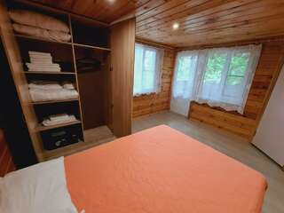 Мини-отель Оранжевое Солнце Лазаревское Семейный номер с балконом в Лесном домике 2-4 чел. (двуспальная кровать + двухместный диван, 1 или 2 эт, 20 м²)-5