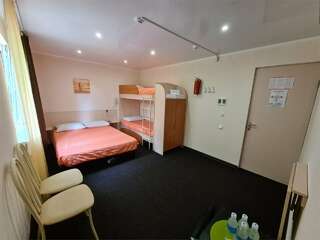 Мини-отель Оранжевое Солнце Лазаревское Четырехместный (двуспальная + двухъярусная кровати, 1 этаж, 16 м²)-10