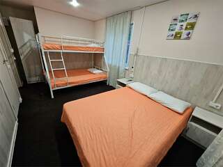 Мини-отель Оранжевое Солнце Лазаревское Четырехместный (двуспальная + двухъярусная кровати, 1 этаж, 16 м²)-1