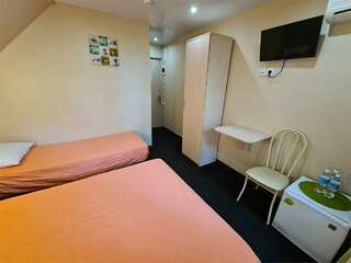 Мини-отель Оранжевое Солнце Лазаревское Трехместный  (двуспальная + односпальная кровати, 1 и 2 этаж, 14 м²)-2